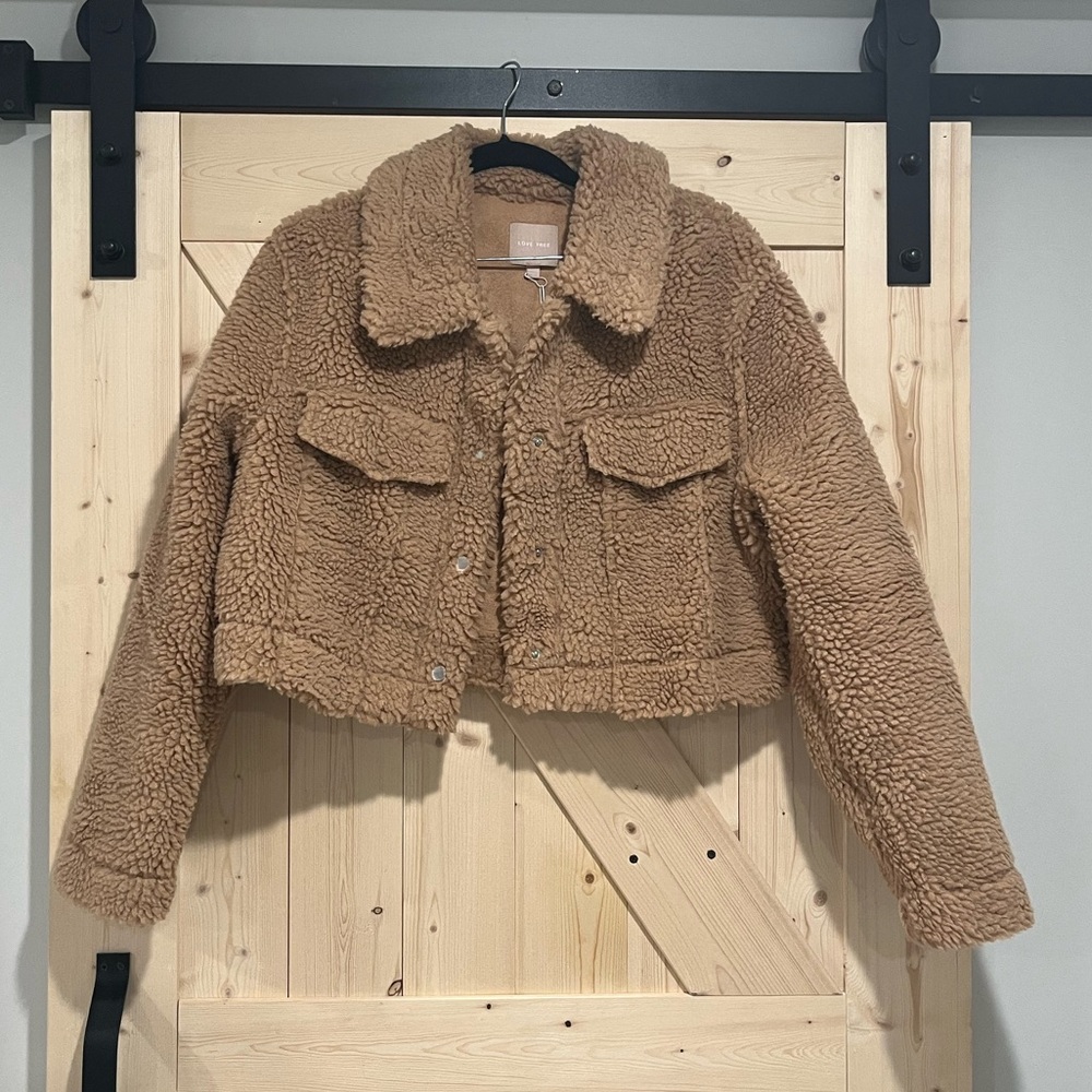 NWT Love Tree Faux Fur Teddy Cropped Jacket in Tan, Size Medium.